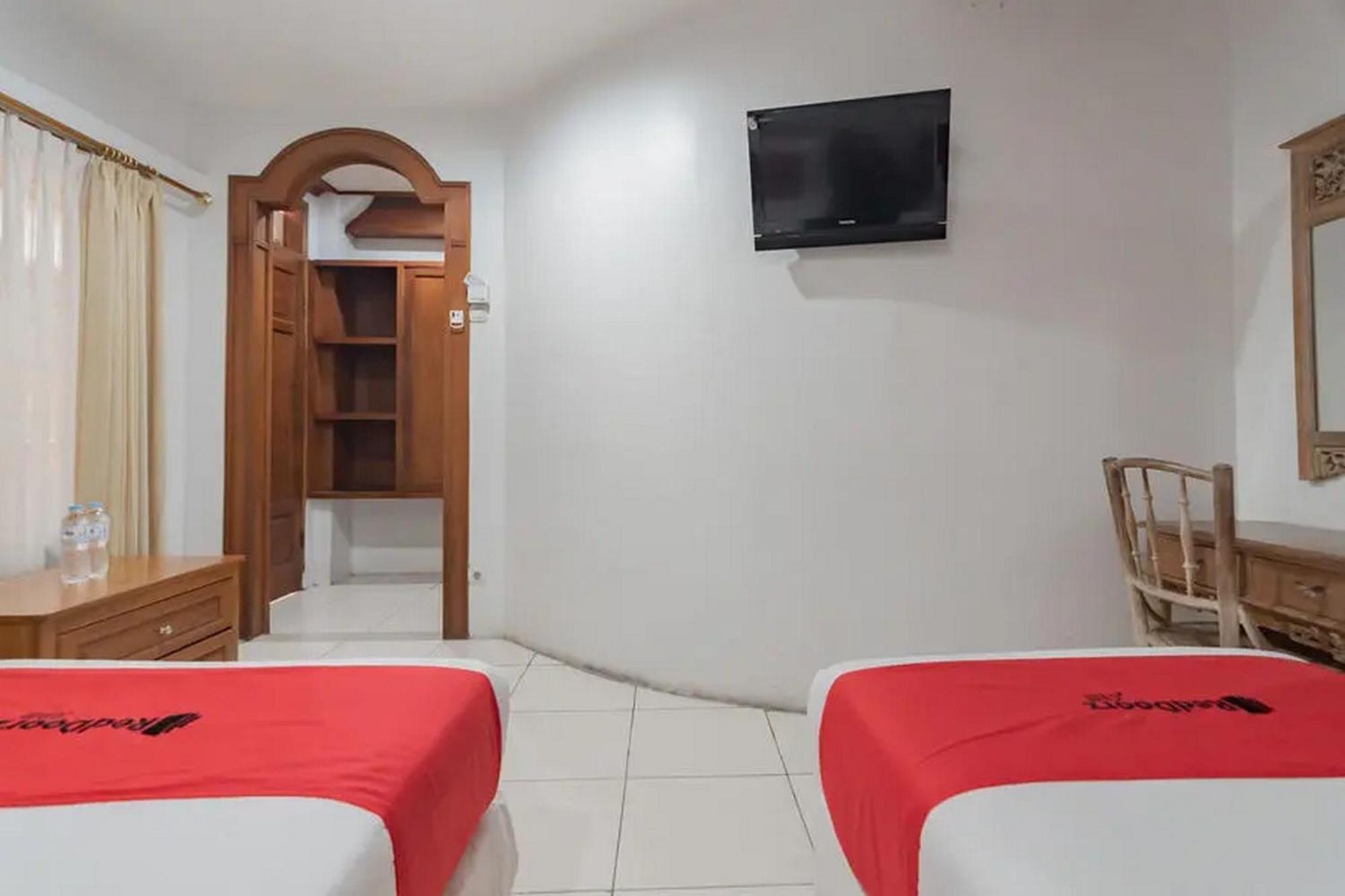 Reddoorz At Arwiga Hotel Near Rs Hasan Sadikin Bandung Exterior photo