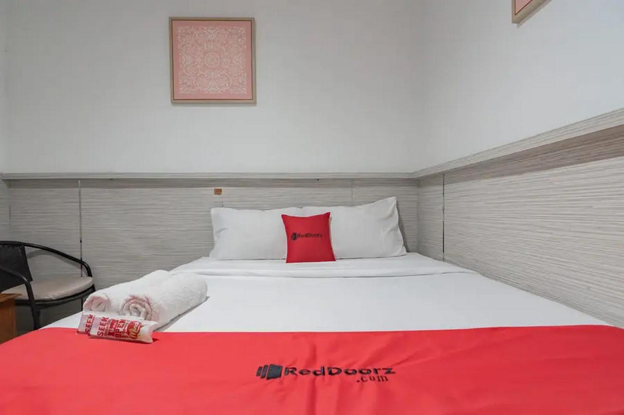 Reddoorz At Arwiga Hotel Near Rs Hasan Sadikin Bandung Exterior photo